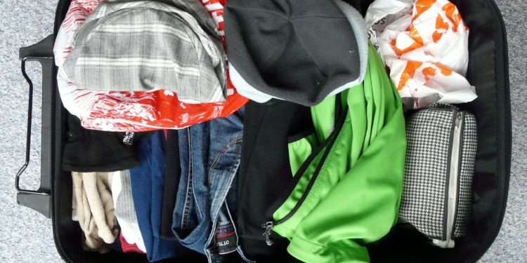 Faut-il transporter les effets personnels d'autrui dans sa valise ?