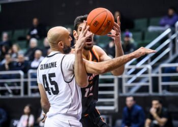Radhouane Slimane célèbre la victoire de la Summer League NBA 2k25