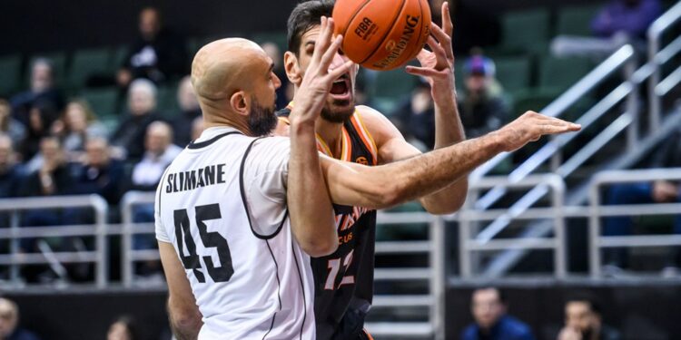 Radhouane Slimane célèbre la victoire de la Summer League NBA 2k25